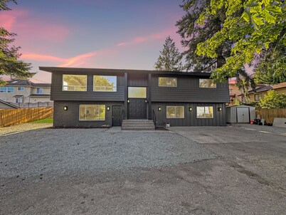 Sleep 17, 8 room, 4 bath, 2 units Seatac no fly zone WiFi, AC