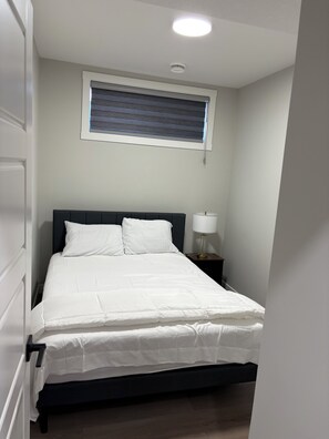 2 bedrooms, iron/ironing board, WiFi - Cozy, clean and homely (Calgary)