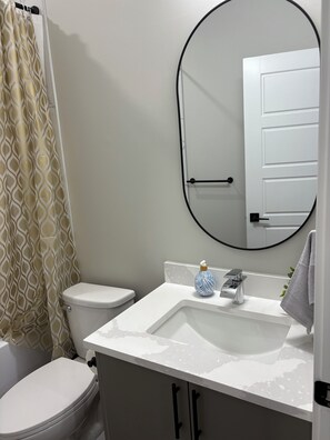 Towels, soap, toilet paper - Cozy, clean and homely (Calgary)