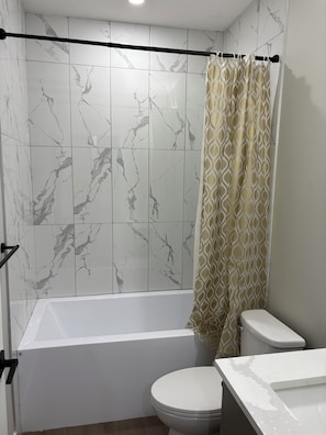 Towels, soap, toilet paper - Cozy, clean and homely (Calgary)