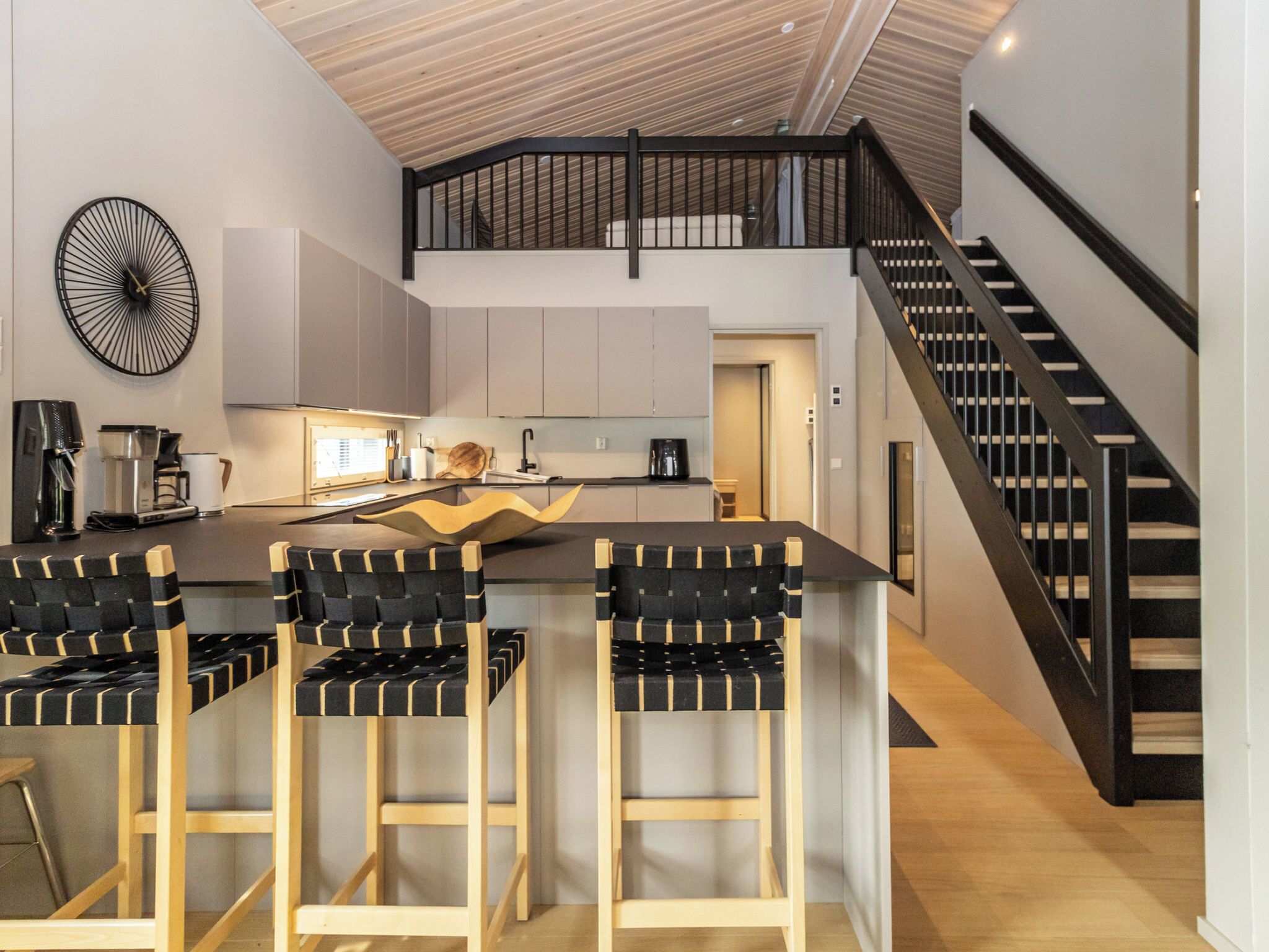 Kjøleskap, mikrobølgeovn, oppvaskmaskin og kjøkkenutstyr