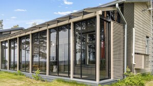 Un bâtiment moderne doté de grandes fenêtres en verre et d’un toit plat.