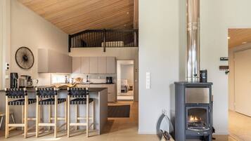 Fridge, microwave, dishwasher, cookware/dishes/utensils