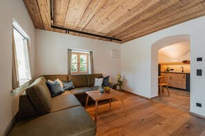 Living area - Zuhäusl apartment with idyllic garden view (Traunstein)