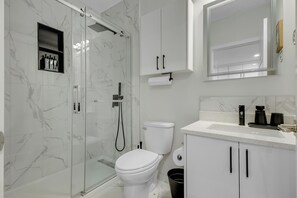 Hair dryer, towels, soap, toilet paper - Serene Luxury Getaway (Calgary)