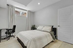 1 bedroom, desk, iron/ironing board, free WiFi - Serene Luxury Getaway (Calgary)