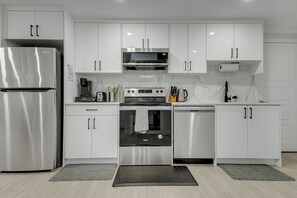 Fridge, microwave, oven, stovetop - Serene Luxury Getaway (Calgary)