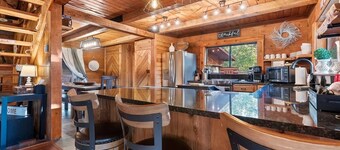 Cozy 4-bedroom cabin with WiFi, AC in charming Garden Valley