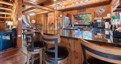 Cozy 4-bedroom cabin with WiFi, AC in charming Garden Valley