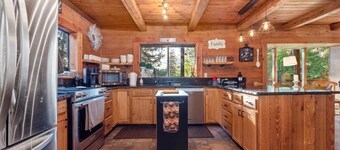 Cozy 4-bedroom cabin with WiFi, AC in charming Garden Valley