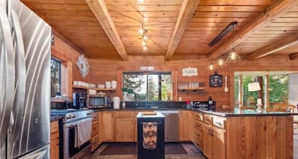 Cozy 4-bedroom cabin with WiFi, AC in charming Garden Valley