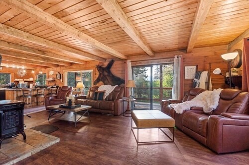 Cozy 4-bedroom cabin with WiFi, AC in charming Garden Valley