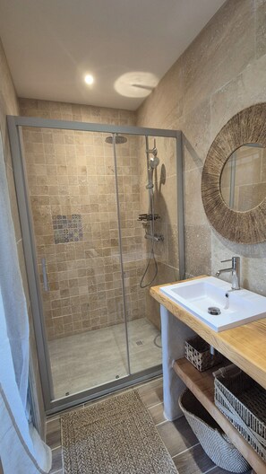 Dusche, Handtücher, Toilettenpapier