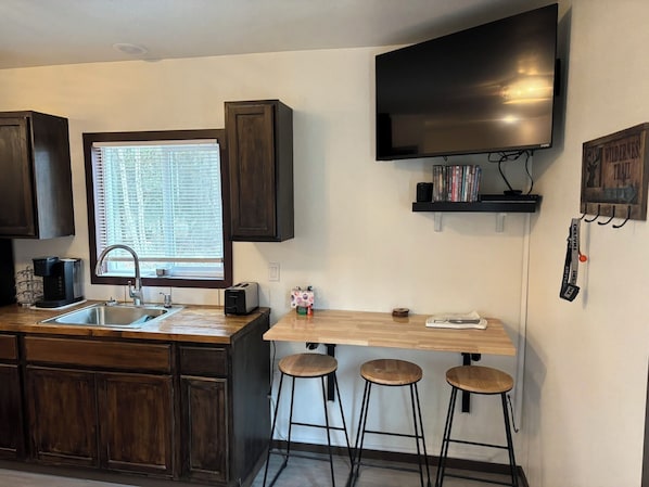 Jääkaappi, mikroaaltouuni, kahvin-/teenkeitin, leivänpaahdin