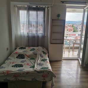 1 chambre, bureau, fer et planche à repasser, Wi-Fi