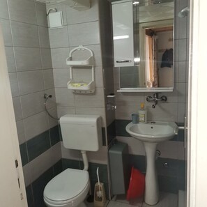 Suihku, hiustenkuivaaja, pyyhkeet, saippua