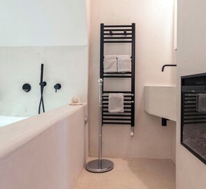 Baignoire à jets, sèche-cheveux, bidet, serviettes fournies