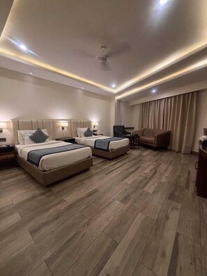 尊荣双床房 | 客房内保险箱、熨斗/熨板、免费 WiFi、床单