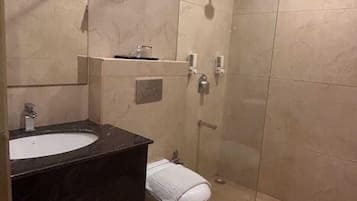 Secador de pelo, pantuflas, toallas, jabón