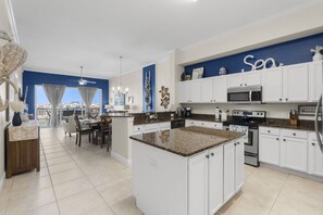 Fridge, microwave, oven, stovetop - Waterfront, Pool, Prime Location - 504 Bay Harbor (Clearwater)