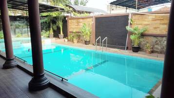 Una piscina al aire libre
