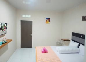 Standard-Doppelzimmer, Balkon, Blick auf den Innenhof | Schreibtisch, kostenloses WLAN