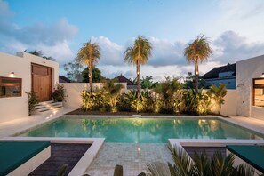 Outdoor pool, pool loungers - Rumah Tiha by Alfred in Bali (Canggu)