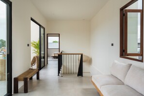 Villa Deluxe, 6 chambres, balcon, vue piscine | Coin séjour | TV connectée de 32 pouces avec chaînes numériques