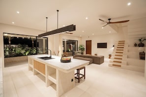 Villa Deluxe, 6 chambres, balcon, vue piscine | Cuisine privée | Cafetière/bouilloire, blender, four grille-pain, îlots de cuisine