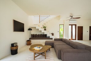 Deluxe-huvila, 6 makuuhuonetta, parveke, näköala uima-altaalle | Oleskelualue | 32–tuumainen äly-TV, jossa digitaalikanavat