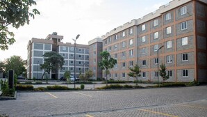Ein mehrstöckiges Wohngebäude mit Ziegelverkleidung und zahlreichen Fenstern.