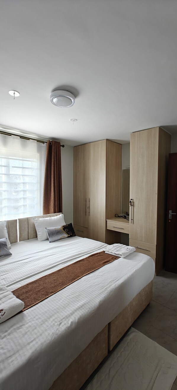 3 chambres, fer et planche à repasser, Wi-Fi, draps fournis