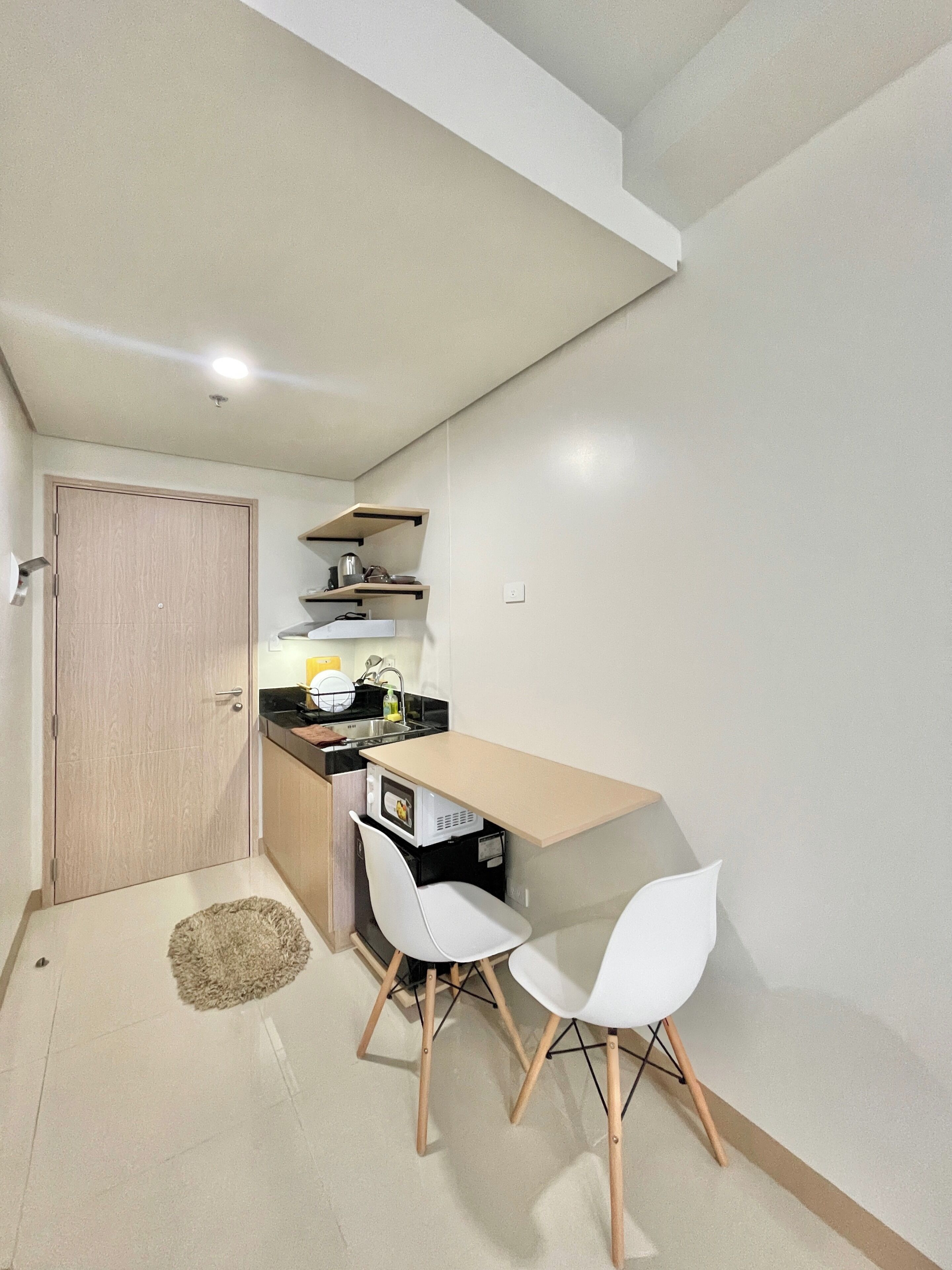 Réfrigérateur, micro-ondes, plaque de cuisson