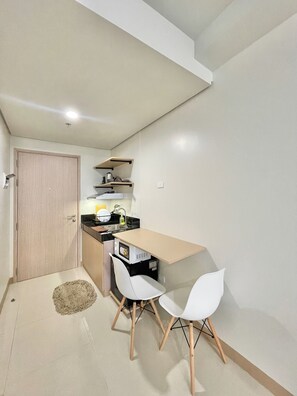 Refrigerador, microondas, parrilla de estufa y utensilios de cocina 