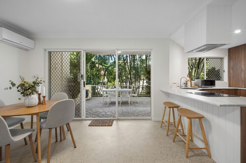 Burleigh Breeze 2 Bed Beach Walk