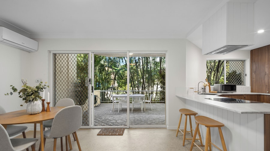 Burleigh Breeze 2 Bed Beach Walk