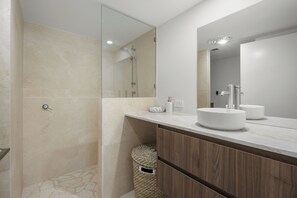 Bathroom - Burleigh Breeze 2 Bed Beach Walk (Burleigh Heads)