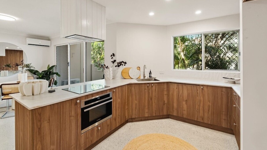 Burleigh Breeze 2 Bed Beach Walk