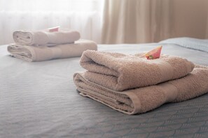 2 habitaciones, tabla de planchar con plancha, wifi y ropa de cama 