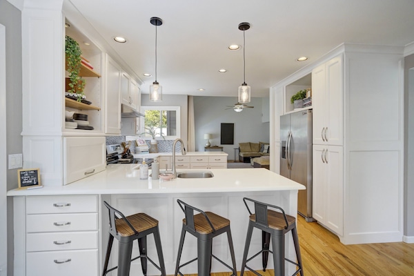 Jääkaappi, mikroaaltouuni, astianpesukone, kahvin-/teenkeitin