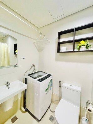 Shower, hair dryer, towels - SM6 Minimalist Comfort Near SM (Iloilo City)