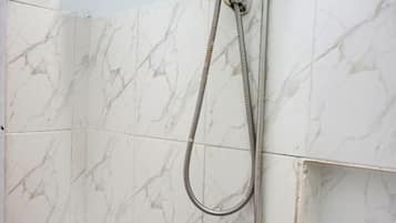 Kamar Double Standar | Kamar mandi | Shower, pancuran hujan, perlengkapan mandi gratis, dan handuk