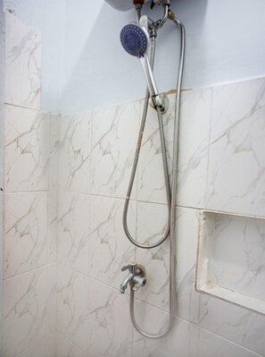 Quarto casal standard | Banheiro | Chuveiro, chuveiro com efeito de chuva, produtos de toalete grátis