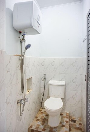 Standard dubbelrum | Badrum | Dusch, regndusch, gratis toalettartiklar och handdukar