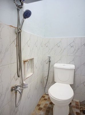 Standard-dobbeltværelse | Badeværelse | Bruser, brusehoved med spredningseffekt, gratis toiletartikler