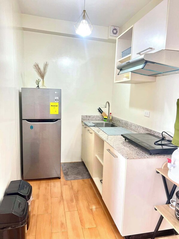 Private kitchen - Cozy 3-bedroom condo with WiFi, AC in Seawind Condominium Sasa Davao City (Davao City)