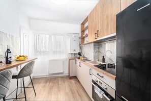 Mikrowelle, Ofen, Herdplatte, Geschirrspüler