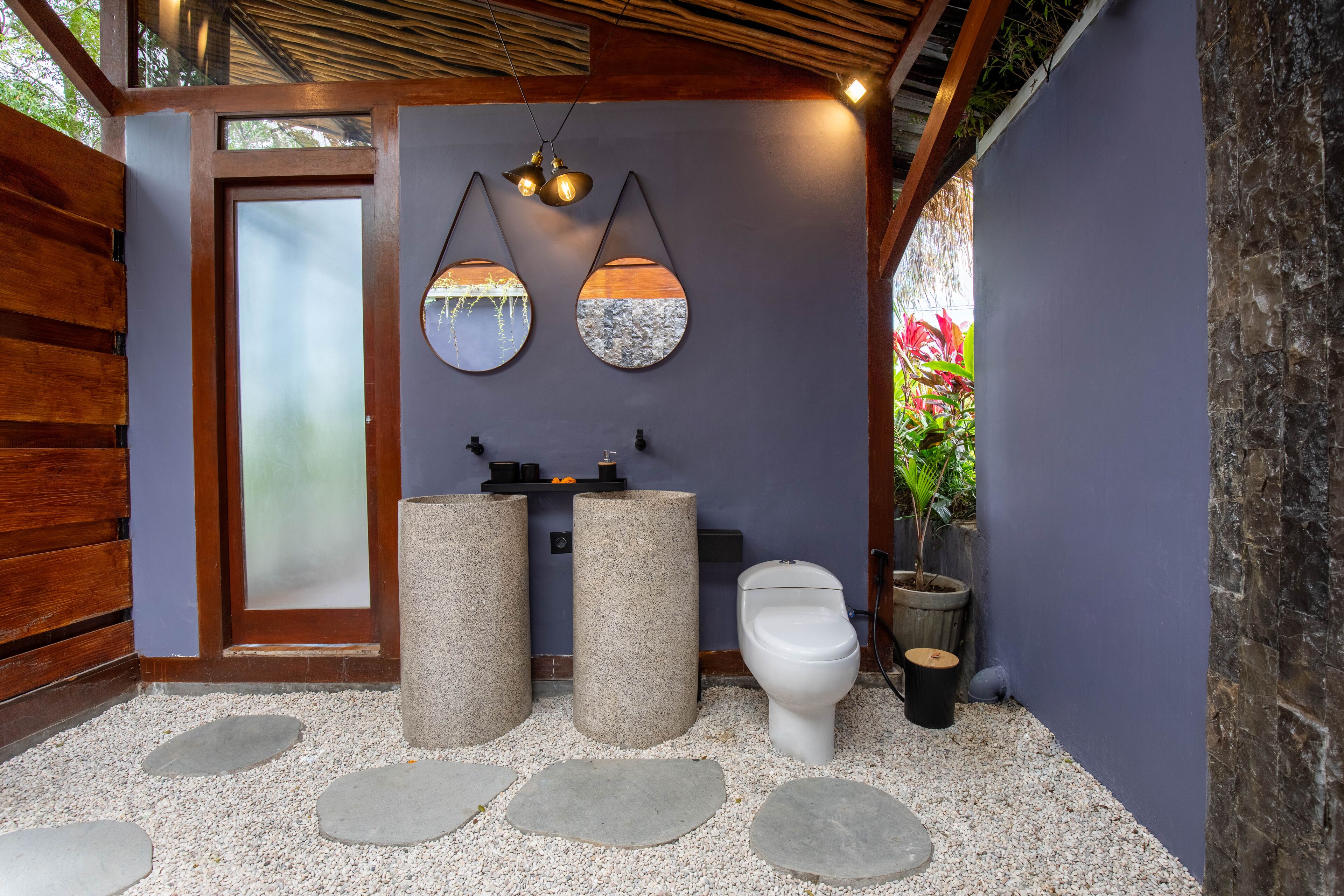 Shower, handuk, sabun, dan sampo
