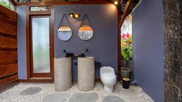 Shower, handuk, sabun, dan sampo