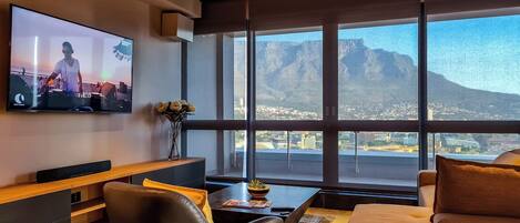 Appartement, 2 slaapkamers, balkon, uitzicht op de stad | Woonruimte | Een 72-inch smart-tv met digitale zenders en een kantoor